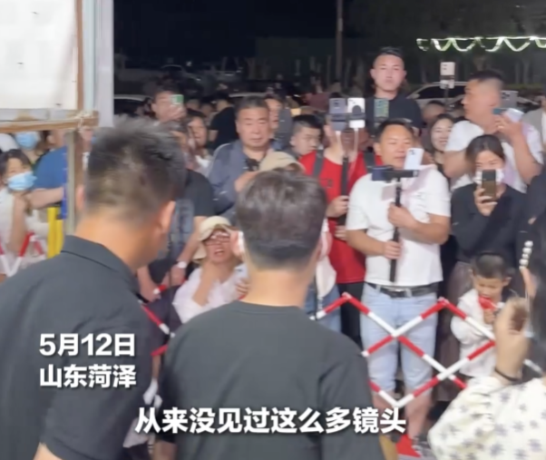 郭有才摊位前直播手机排成墙