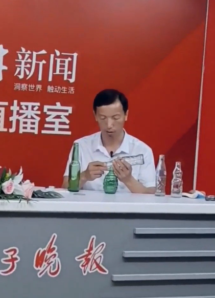 郭有才摊位前直播手机排成墙