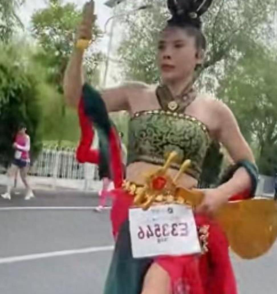 女子穿敦煌飞天神女装跑马拉松